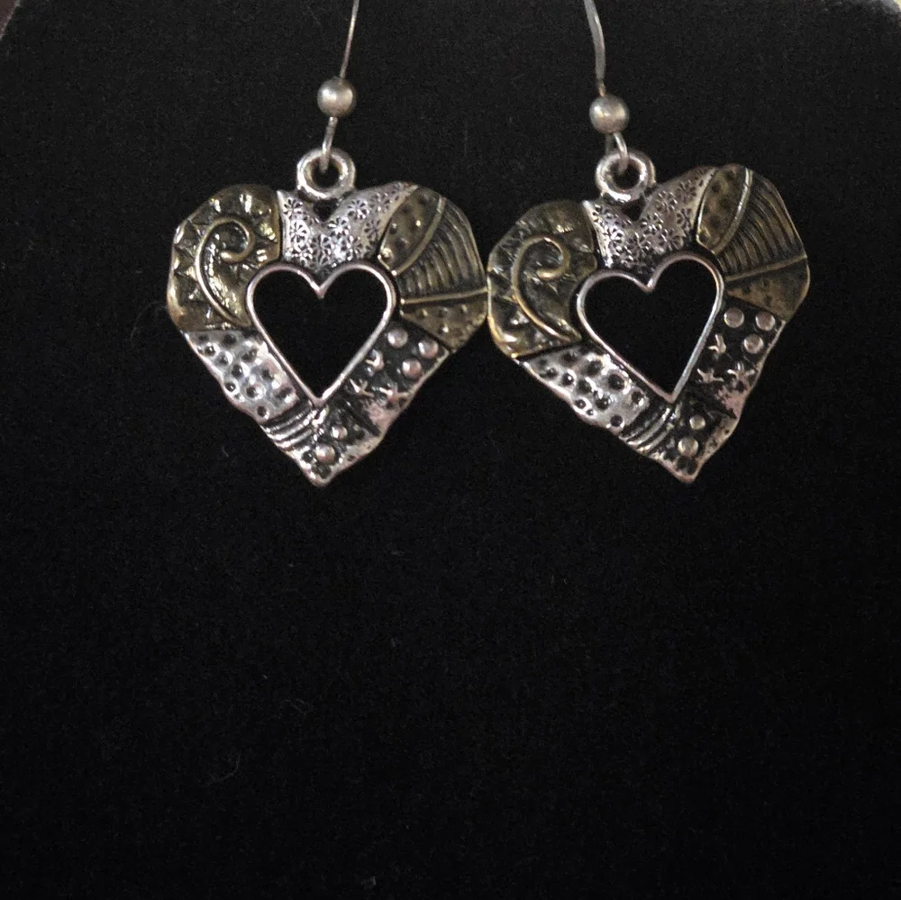 Vintage Heart Pendant Necklace and Earring Set - Picture 9 of 12
